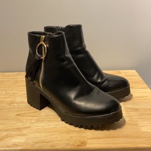 Pretty Little Thing Black Booties